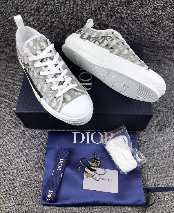 What are 1:1 replica shoes?
